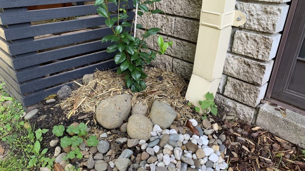 How To Put Wood Mulch Over Rocks Easy, How To Cover Up Landscaping Rocks